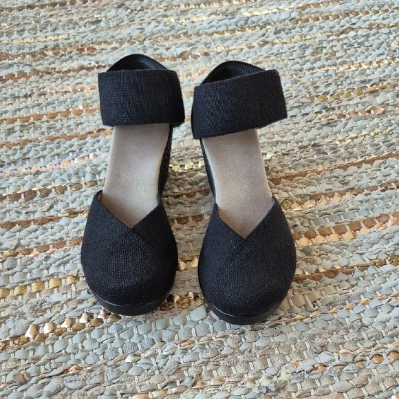 Charleston Shoes Black Wedge Sandals - Picture 2 of 6